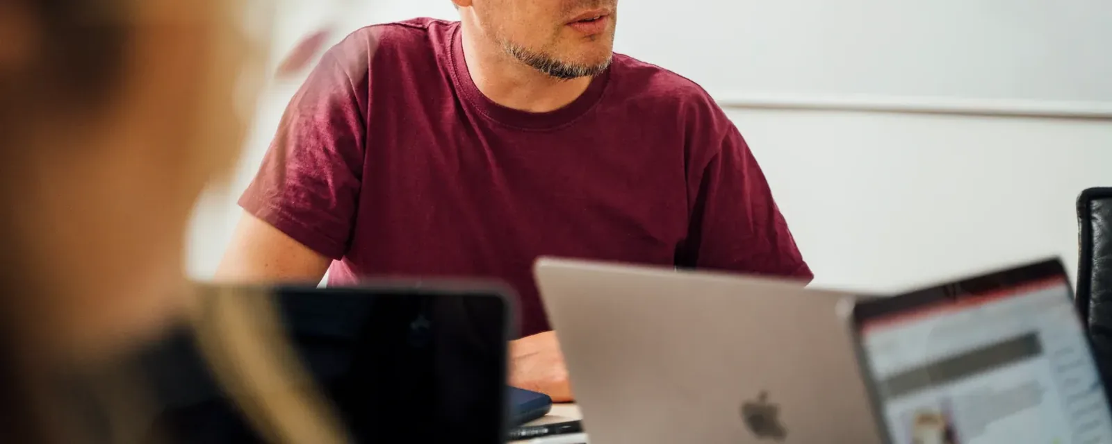 Berater diskutieren Rollen und Prozesse für das Operating Model