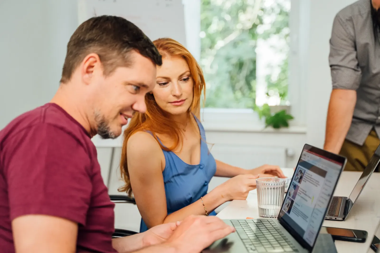 Consultants discussing AI consulting services