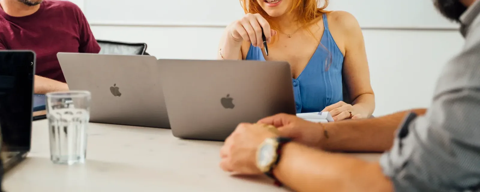 Berater modellieren gemeinsam den Business Case am Laptop